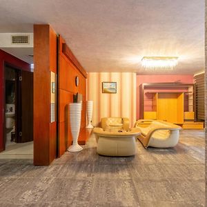 Deluxe Hotel